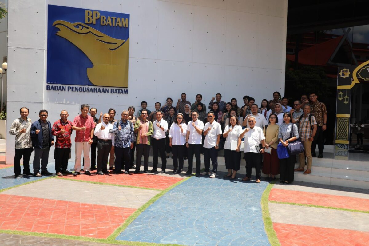 Diplomat Ahli Utama Kemenlu RI, Dr. Sudjatmiko (batik hijau) saat melakukan kunjungan kerja ke BP Batam. Foto:Humas BP Batam