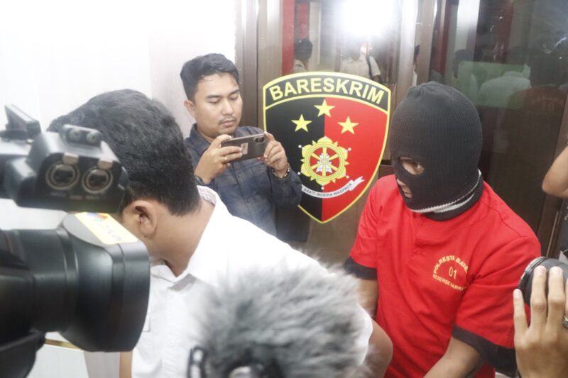 Tersangka digiring saat ekspos penangkapan peredaran Narkotika yang berhasil diungkap Polresta Barelang, Rabu (27/3/2024) Matapedia6.com/ Dok Polresta Barelang