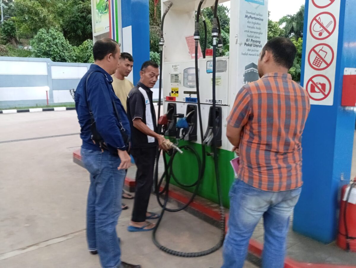 Anggota Polsek Sagulung saat melakukan pengecekan mesin yang diduga digunakan untuk pengisian BBM yang struknya Pertamax,  minyak yang keluar Pertalite. Matapedia6.com/ Luci