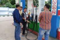 Anggota Polsek Sagulung saat melakukan pengecekan mesin yang diduga digunakan untuk pengisian BBM yang struknya Pertamax,  minyak yang keluar Pertalite. Matapedia6.com/ Luci