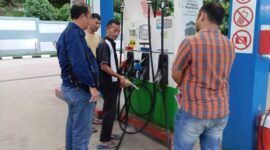 Anggota Polsek Sagulung saat melakukan pengecekan mesin yang diduga digunakan untuk pengisian BBM yang struknya Pertamax,  minyak yang keluar Pertalite. Matapedia6.com/ Luci