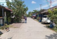 Seorang warga sedang melintas didepan bangunan di lahan kosong di perumahan Parisa indah, Kelurahan Sungai Langkai, Sagulung. Matapedia6.com/Luci