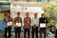 Kepala Dinas Ketahanan Pangan Batam di tengah. Foto:Istimewa