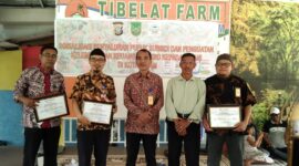 Kepala Dinas Ketahanan Pangan Batam di tengah. Foto:Istimewa