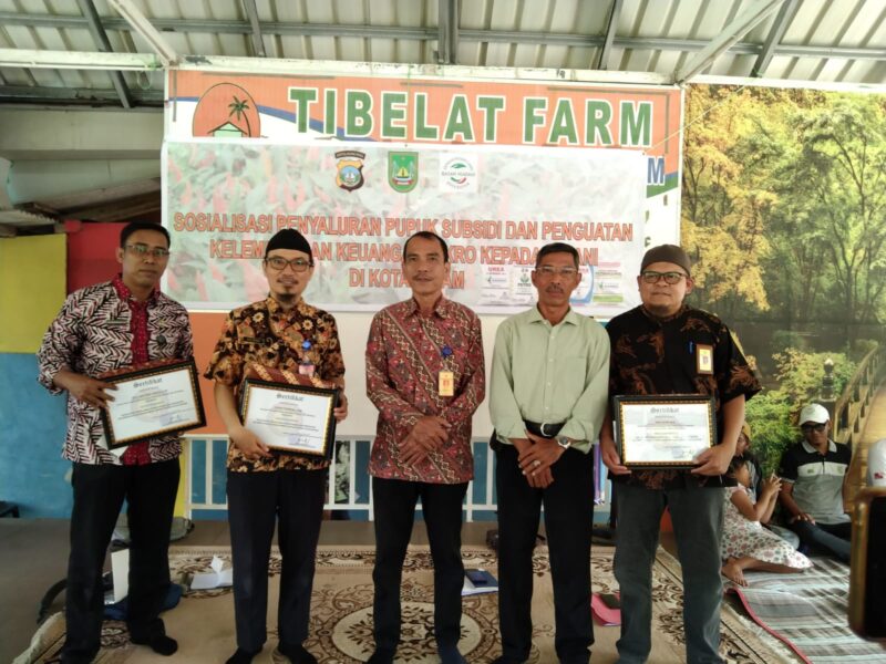 Kepala Dinas Ketahanan Pangan Batam di tengah. Foto:Istimewa