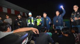 Dirresnarkoba Polda Kepri, Kombes Pol Dony Alexander, saat memberikan arahan kepada warga yang ditangkap di Simpang Dam karena terbukti positif menggunakan narkotika, Sabtu (30/3/2024). Matapedia6.com/Dok Humas Polda