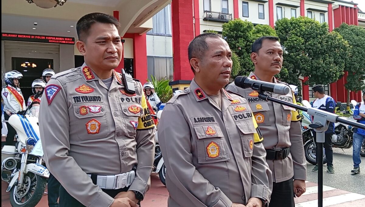 Wakapolda Kepri Brigjen Pol Asep Syafrudin didampingi Dirlantas Polda Kepri Kombes Pol Tri Yulianto dan Kabidhumas Polda Kepri Kombes Pol Zahwani Pandra Arsyad, Jumat (1/3/2024). Matapedia6.com/Luci