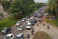 Kondisi kemacetan kendaraan yang terjadi di jalan Gajah Mada Sekupang Kota Batam menuju Baloi dan Batam Centre, Senin (4/3/2024). Matapedia6.com/ Luci
