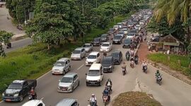 Kondisi kemacetan kendaraan yang terjadi di jalan Gajah Mada Sekupang Kota Batam menuju Baloi dan Batam Centre, Senin (4/3/2024). Matapedia6.com/ Luci