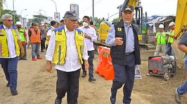 Menteri PUPR Basuki Hadimoeljono didampingi Gubernur Sumbar Mahyeldi, meninjau lokasi banjir bandang di Kabupaten Pesisir Selatan, tepatnya di Kecamatan Koto XI Tarusan, pada Senin (11/3/2024). Matapedia6.com/ Dok.Pemprov