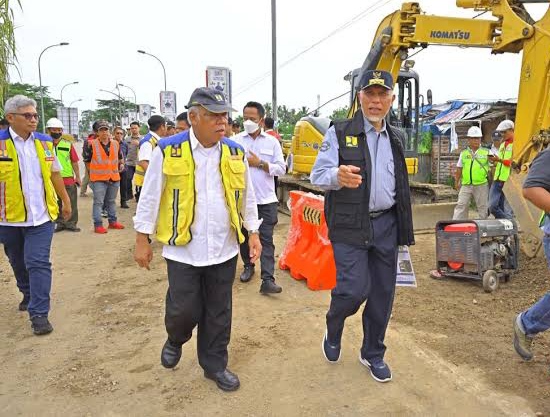 Menteri PUPR Basuki Hadimoeljono didampingi Gubernur Sumbar Mahyeldi, meninjau lokasi banjir bandang di Kabupaten Pesisir Selatan, tepatnya di Kecamatan Koto XI Tarusan, pada Senin (11/3/2024). Matapedia6.com/ Dok.Pemprov