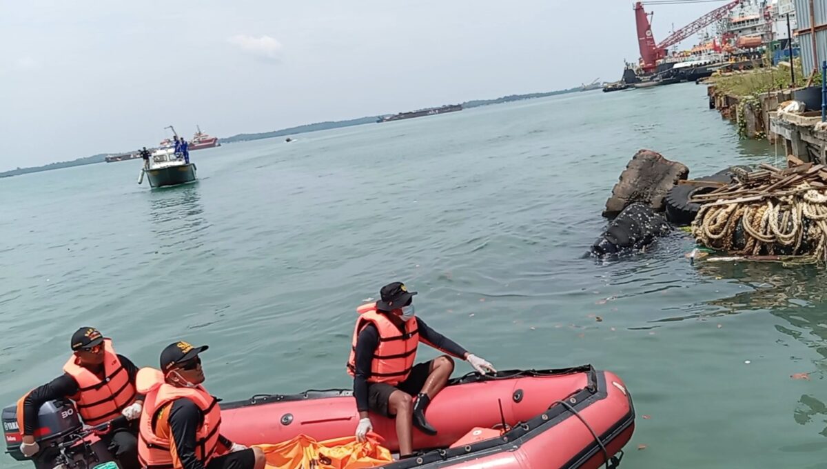 Warga dan petugas dari Basarnas melakukan pencarian anak tenggelam di perairan sekitar PT ASL Tanjunguncang, Selasa (12/3/2024). Matapedia6.com/ Luci