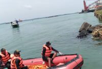 Warga dan petugas dari Basarnas melakukan pencarian anak tenggelam di perairan sekitar PT ASL Tanjunguncang, Selasa (12/3/2024). Matapedia6.com/ Luci