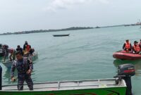 Petugas saat melakukan evakuasi jenazah Daffa (11) salah satu korban tenggelam di Perairan Pt. ASL Tanjunguncang, Selasa (12/3/2024).Matapedia6.com/ Luci
