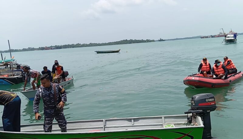 Petugas saat melakukan evakuasi jenazah Daffa (11) salah satu korban tenggelam di Perairan Pt. ASL Tanjunguncang, Selasa (12/3/2024).Matapedia6.com/ Luci