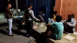 Polisi tertibkan dan bina anak punk di Ruko Pendawa, Selasa (26/3/2024). Foto:Dok/Polsek Batu Aji