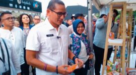 Menteri Pariwisata dan Ekonomi Kreatif (Menparekraf) RI, Sandiaga Uno saat melihat produk UMKM yang dipajang saat acara bajafash di Batam beberapa waktu lalu.Matapedia6.com/Istimewa