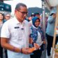 Menteri Pariwisata dan Ekonomi Kreatif (Menparekraf) RI, Sandiaga Uno saat melihat produk UMKM yang dipajang saat acara bajafash di Batam beberapa waktu lalu.Matapedia6.com/Istimewa