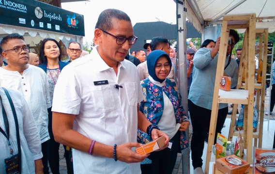 Menteri Pariwisata dan Ekonomi Kreatif (Menparekraf) RI, Sandiaga Uno saat melihat produk UMKM yang dipajang saat acara bajafash di Batam beberapa waktu lalu.Matapedia6.com/Istimewa