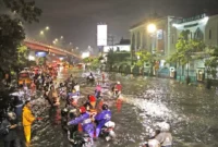 Banjir setinggi 80 centimeter di bawah jembatan layang Mayangkara kawasan Wonokromo, Surabaya mengakibatkan banyak kendaraan mogok saat memaksa menerobos banjir. Matapedia6.com/ Istimewa