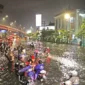 Banjir setinggi 80 centimeter di bawah jembatan layang Mayangkara kawasan Wonokromo, Surabaya mengakibatkan banyak kendaraan mogok saat memaksa menerobos banjir. Matapedia6.com/ Istimewa