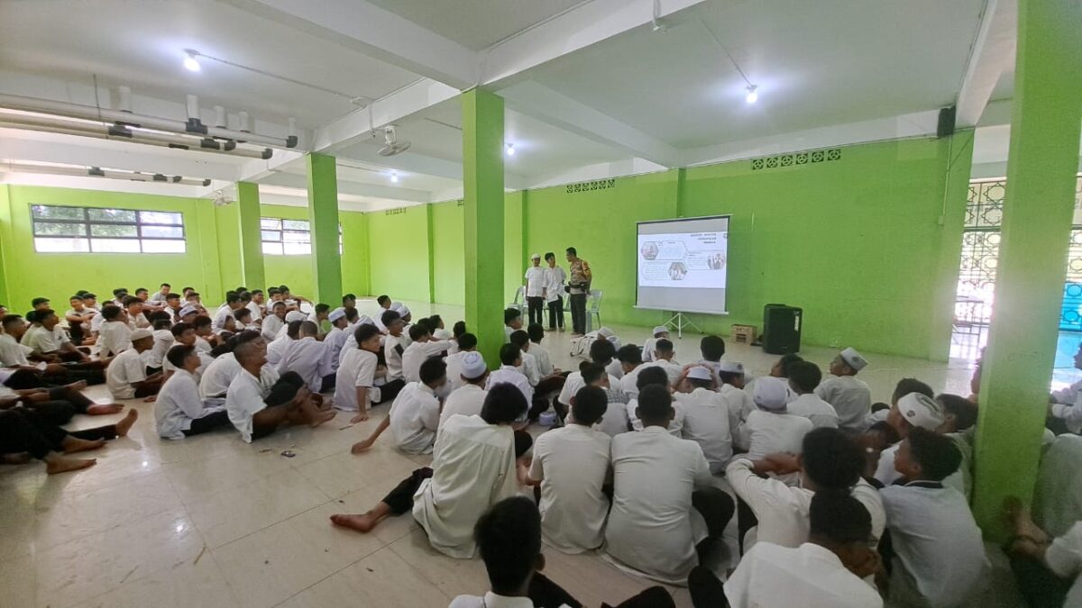 Anggota Polsek Batu Aji memberikan penyuluhan di sekolah beberapa waktu lalu. Foto:Dok/Polsek Batu Aji