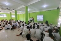 Anggota Polsek Batu Aji memberikan penyuluhan di sekolah beberapa waktu lalu. Foto:Dok/Polsek Batu Aji