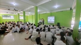 Anggota Polsek Batu Aji memberikan penyuluhan di sekolah beberapa waktu lalu. Foto:Dok/Polsek Batu Aji