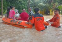 Petugas dari Badan Nasional Penanggulangan Bencana (BNPB) Padang Pariaman saat melakukan evakuasi warga korban banjir. Matapedia6.com/ Dok BNPB Padang Pariaman