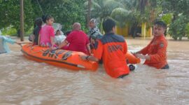 Petugas dari Badan Nasional Penanggulangan Bencana (BNPB) Padang Pariaman saat melakukan evakuasi warga korban banjir. Matapedia6.com/ Dok BNPB Padang Pariaman