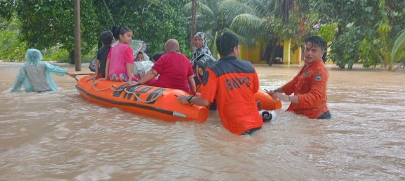 Petugas dari Badan Nasional Penanggulangan Bencana (BNPB) Padang Pariaman saat melakukan evakuasi warga korban banjir. Matapedia6.com/ Dok BNPB Padang Pariaman