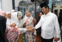 Wali Kota Batam sekaligus Kepala BP Batam, bersalaman dengan jamaah di masjid Wilayah Batuaji dalam program safari ramadan wali Kota Batam, Selasa (2/4/2024). Matapedia6.com/Diskominfo