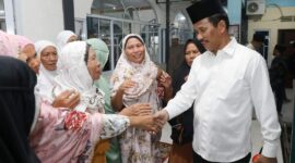 Wali Kota Batam sekaligus Kepala BP Batam, bersalaman dengan jamaah di masjid Wilayah Batuaji dalam program safari ramadan wali Kota Batam, Selasa (2/4/2024). Matapedia6.com/Diskominfo