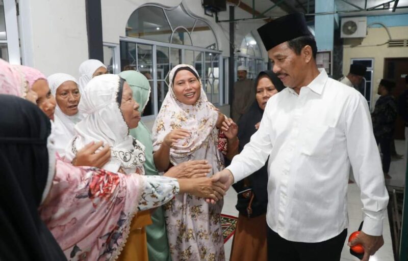 Wali Kota Batam sekaligus Kepala BP Batam, bersalaman dengan jamaah di masjid Wilayah Batuaji dalam program safari ramadan wali Kota Batam, Selasa (2/4/2024). Matapedia6.com/Diskominfo