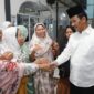 Wali Kota Batam sekaligus Kepala BP Batam, bersalaman dengan jamaah di masjid Wilayah Batuaji dalam program safari ramadan wali Kota Batam, Selasa (2/4/2024). Matapedia6.com/Diskominfo