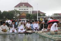Hujan guyur Batam saat pelaksanaan salat idul Fitri di Kota Batam, Wali Kota Batam Muhammad Rudi tidak berteduh meski hujan turun, Selasa (10/4/2024). Matapedia6.com/ Diskominfo