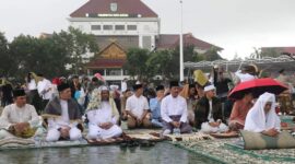 Hujan guyur Batam saat pelaksanaan salat idul Fitri di Kota Batam, Wali Kota Batam Muhammad Rudi tidak berteduh meski hujan turun, Selasa (10/4/2024). Matapedia6.com/ Diskominfo