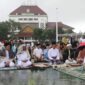 Hujan guyur Batam saat pelaksanaan salat idul Fitri di Kota Batam, Wali Kota Batam Muhammad Rudi tidak berteduh meski hujan turun, Selasa (10/4/2024). Matapedia6.com/ Diskominfo