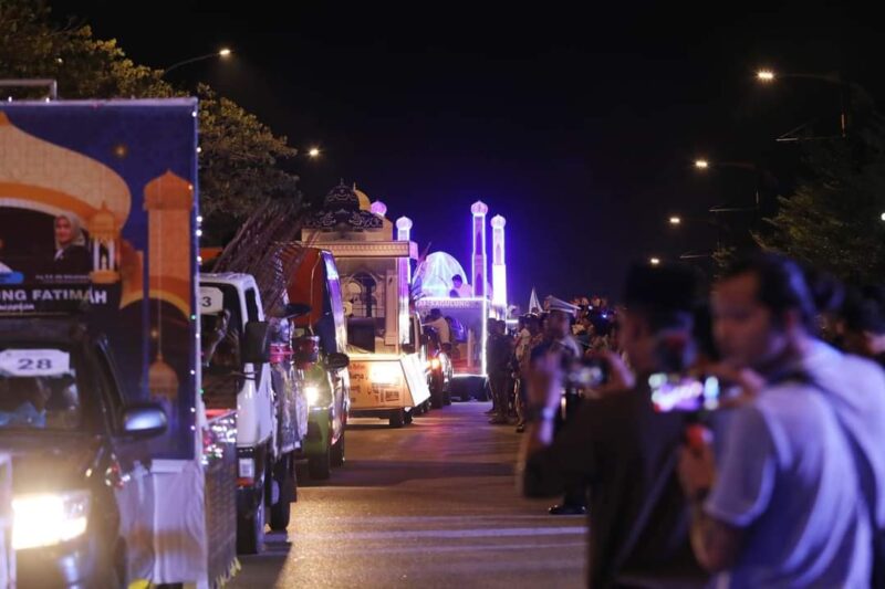 Iring-iringan mobil hias meriahkan malam takbir di Kota Batam. Wali Kota Batam melepas iring-iringan mobil hias tersebut dari Engku Putri Batam Centre. Matapedia6.com/ Diskominfo