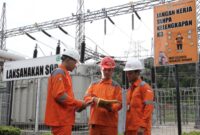 Petugas PLN tengah memperbaiki listrik beberapa bulan lalu. Foto:PlN Batam