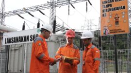 Petugas PLN tengah memperbaiki listrik beberapa bulan lalu. Foto:PlN Batam