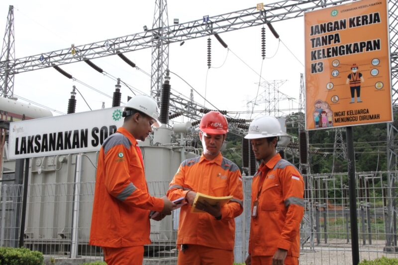 Petugas PLN tengah memperbaiki listrik beberapa bulan lalu. Foto:PlN Batam