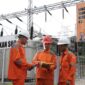 Petugas PLN tengah memperbaiki listrik beberapa bulan lalu. Foto:PlN Batam