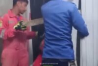 Tim Damkar dari Pos Sei Panas melakukan evakuasi terhadap seorang wanita dewasa yang terjebak di dalam lift di daerah Baloi, Minggu (31/3/2024) Matapedia6.com/Screenshot medsos di Batam