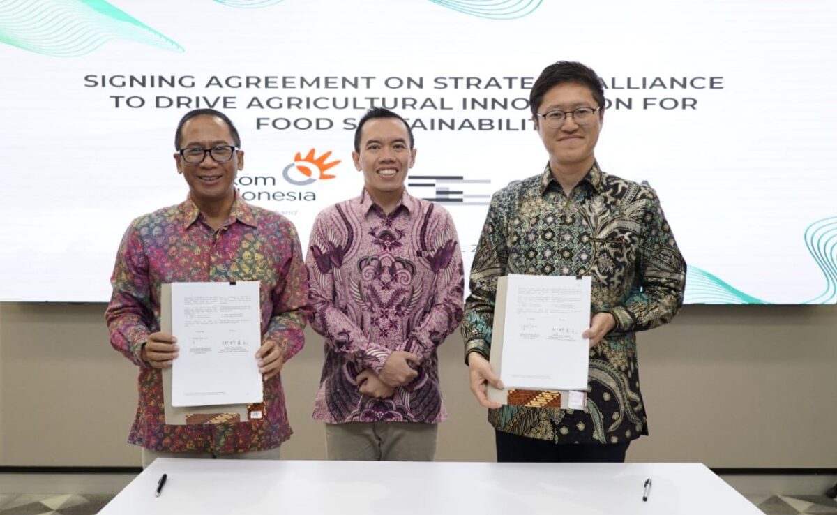 EVP Digital Business & Technology Telkom Komang Budi Aryasa (kiri) dan Direktur & Presiden Scala Jepang Norikatsu Nagino (kanan) usai penandatangan kerja sama antara Telkom dan Scala Jepang dalam inovasi bagi ekosistem pertanian di Indonesia, disaksikan Direktur Digital Business Telkom Muhamad Fajrin Rasyid (tengah) di Jakarta, Senin (1/4). Foto:Telkom
