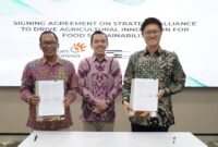 EVP Digital Business & Technology Telkom Komang Budi Aryasa (kiri) dan Direktur & Presiden Scala Jepang Norikatsu Nagino (kanan) usai penandatangan kerja sama antara Telkom dan Scala Jepang dalam inovasi bagi ekosistem pertanian di Indonesia, disaksikan Direktur Digital Business Telkom Muhamad Fajrin Rasyid (tengah) di Jakarta, Senin (1/4). Foto:Telkom
