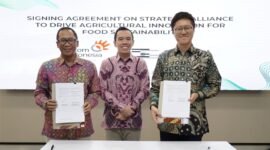 EVP Digital Business & Technology Telkom Komang Budi Aryasa (kiri) dan Direktur & Presiden Scala Jepang Norikatsu Nagino (kanan) usai penandatangan kerja sama antara Telkom dan Scala Jepang dalam inovasi bagi ekosistem pertanian di Indonesia, disaksikan Direktur Digital Business Telkom Muhamad Fajrin Rasyid (tengah) di Jakarta, Senin (1/4). Foto:Telkom
