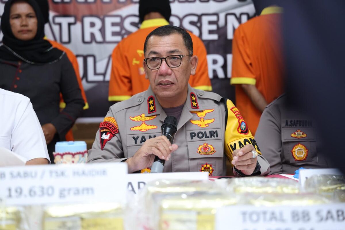 Kapolda Kepri Irjen Pol Yan Fitri Halimansyah ekspos kasus penangkapan 20 kilogram sabu oleh Subdit 2 Ditreskrimsus Polda Kepri, di lobi Utama Polda kepri, Selasa (2/4/2024). matapedia6.com/Dok Humas Polda Kepri
