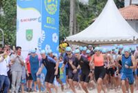 Wali Kota Batam Muhammad Rudi melepas peserta lomba Batam Triathlon beberapa waktu lalu. Matapedia6.com/Diskominfo Batam