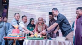 Lisa bersama ibu mengambil nasi kuning sebagai bentuk syukur HUT PKG beberapa hari lalu. Foto:rega/matapedia6